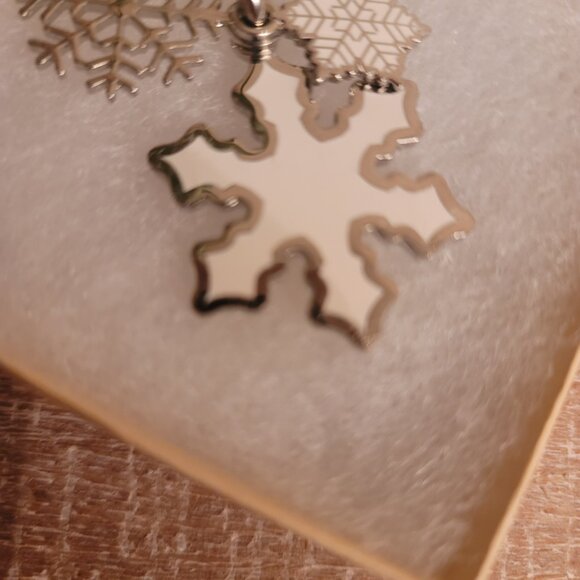 COACH-White/Silver Snowflake Keychain. Brand new. Gift box included - Picture 6 of 7